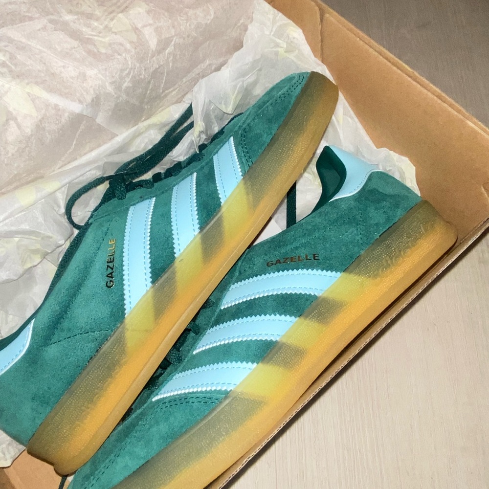 **BRAND NEW W/ TAGS ADIDAS GAZELLE SIZE MEN 7.5 OR WOMENS 9 GREEN AND SKY BLUE